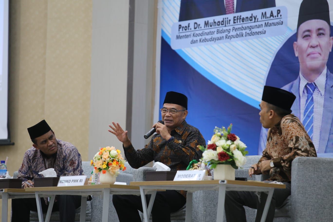 Menko PMK Ajak Mahasiswa Perkuat Revolusi Mental