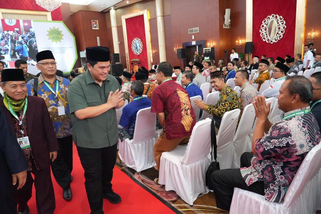 Menteri BUMN Erick Thohir menyapa peserta Muktamar XVI Persatuan Islam di Soreang, Kabupaten Bandung, Jawa Barat, Sabtu (24/9).