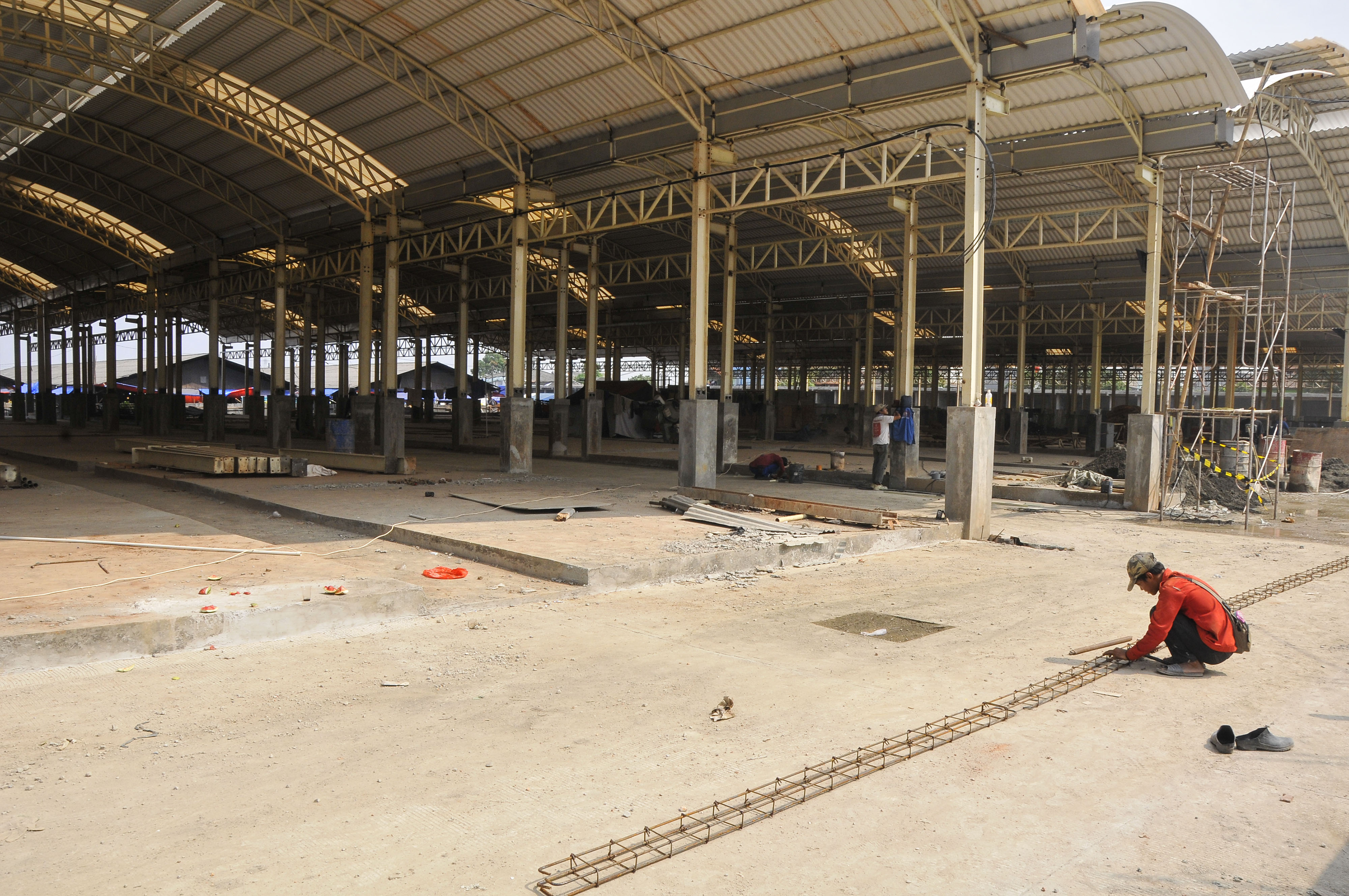 Pekerja menyelesaikan revitalisasi Pasar Induk Cibitung di Kabupaten Bekasi, Jawa Barat, Kamis (31/3).