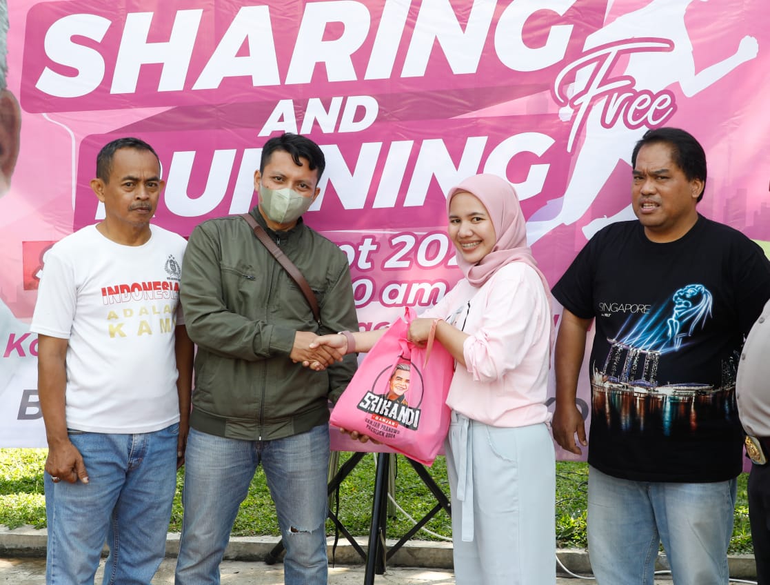 Relawan Srikandi Ganjar menggandeng komunitas lari membagikan paket sembako bagi warga yang membutuhkan di Bogor, Jabar sebanyak 1000 paket