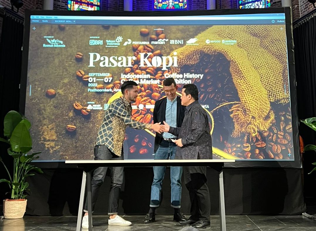 Menteri BUMN Erick Thohir (kanan) menyaksikan penandatanganan MoU kerja sama antara Catur Coffee Company dan Biji Kakao Trading di Belanda.