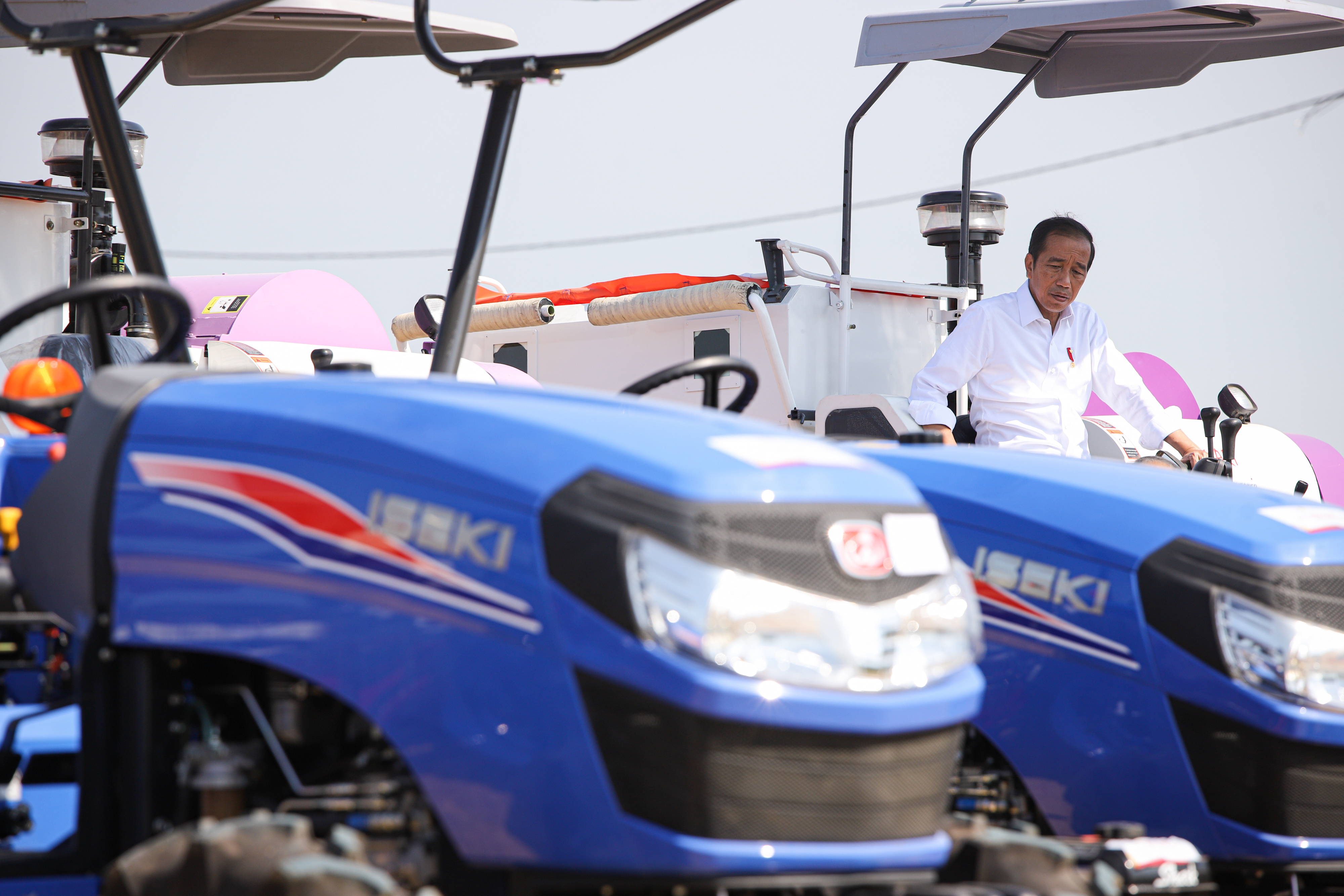 residen Joko Widodo menaiki alat mesin pertanian (Alsintan) pemanen kombinasi (Combine Harvester) di sela-sela peluncuran Taksi Alsintan di 