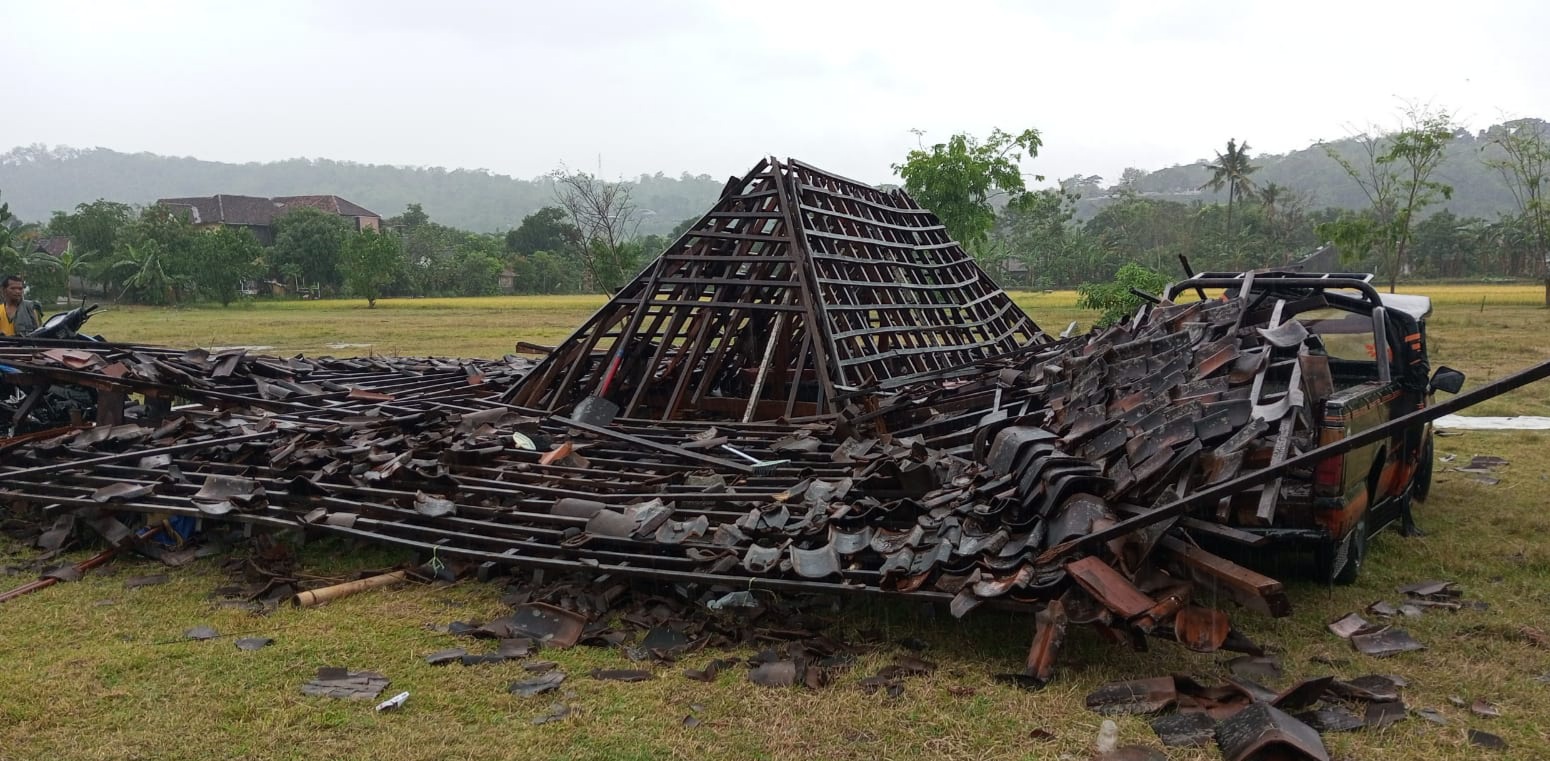Hujan Dan Angin Kencang Landa Daerah Wisata Candi Sojiwan