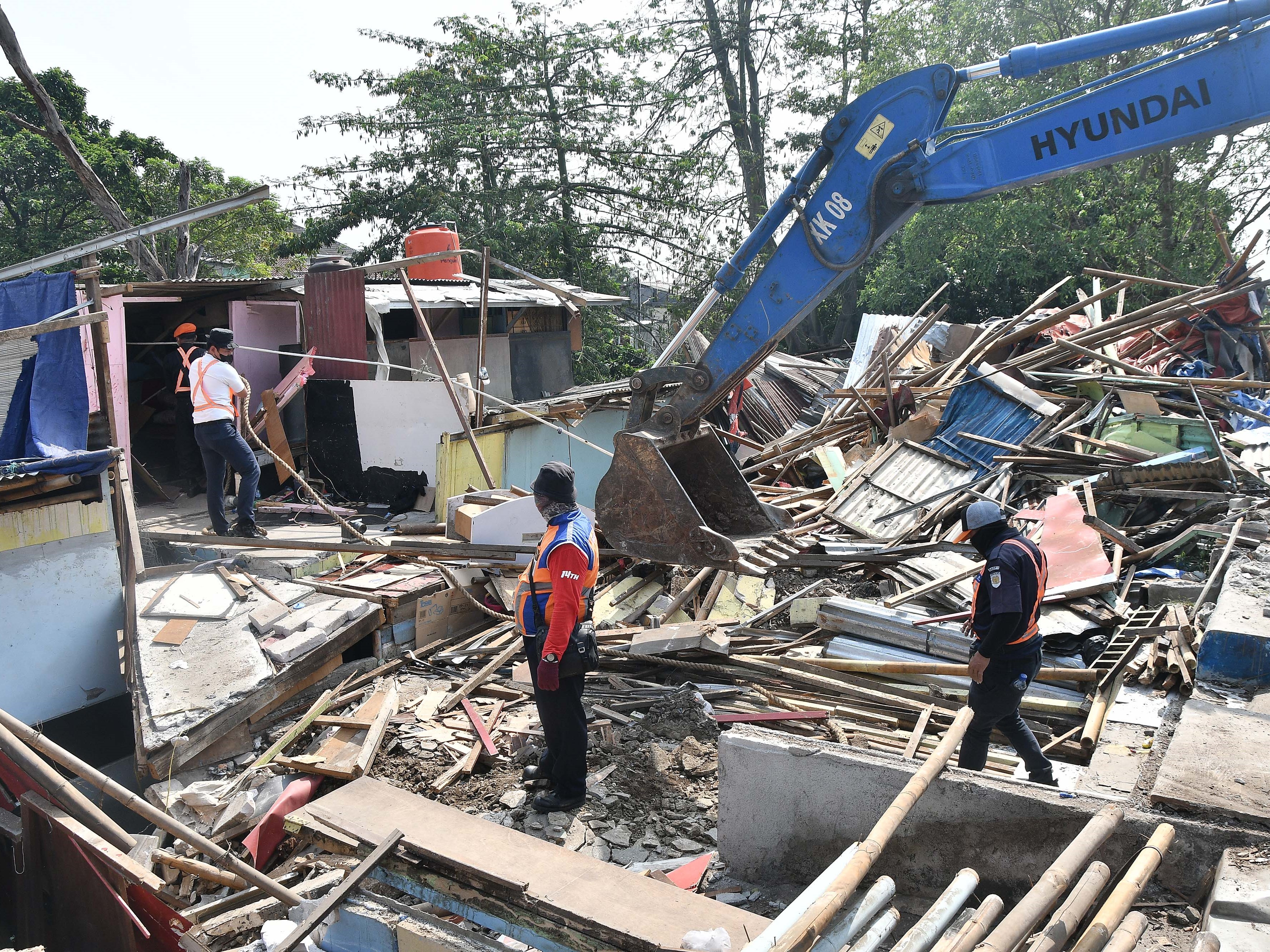 Sejumlah petugas gabungan membongkar bangunan lokalisasi liar Gunung Antang di Matraman, Jakarta Timur, Selasa (30/8/2022).