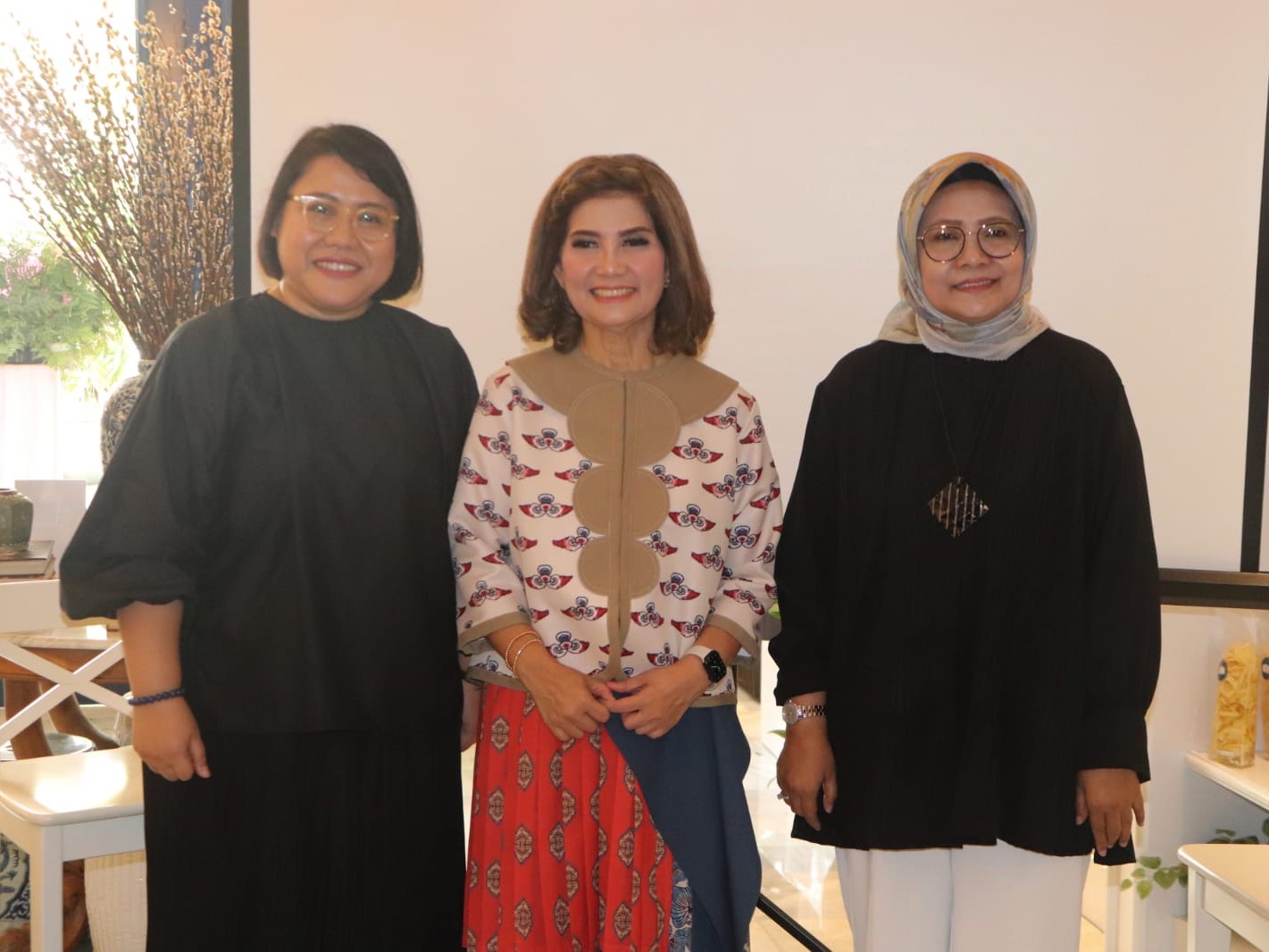 Dita Guritno (Co-founder & Chief of Content Inspigo), Aviliani (Ekonom), Hendri Saparini (CORE Indonesia).