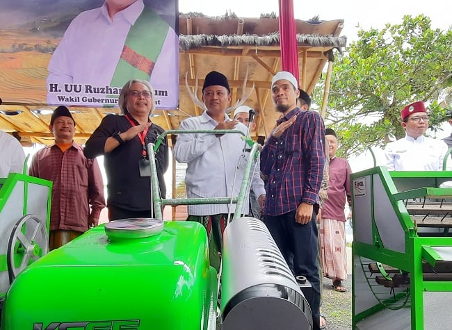 Wakil Gubernur Jabar, Uu Ruzhanul Ulum (tengah) saat acara penyerahan bantuan alat pertanian di Cianjur, Jawa Barat, Kamis (22/9). 