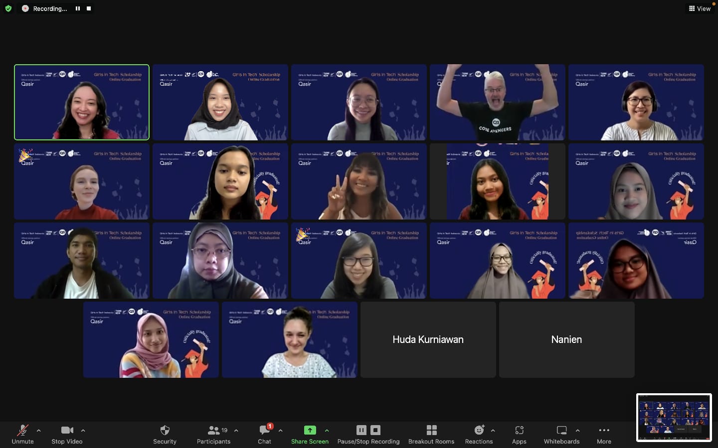 Sembilan penerima penghargaan dari Girls in Tech Scholarship sekarang siap untuk memulai program magang mereka. 