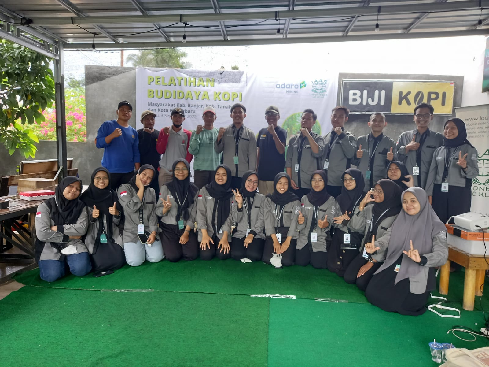 Mahasiswa dan petani mengikuti pelatihan budi daya kopi yang digelar IAAS