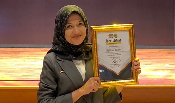 Ridea Oktovia memperlihatkan piagam penghargaan Duta Peradilan Indonesia Tahun 2022.