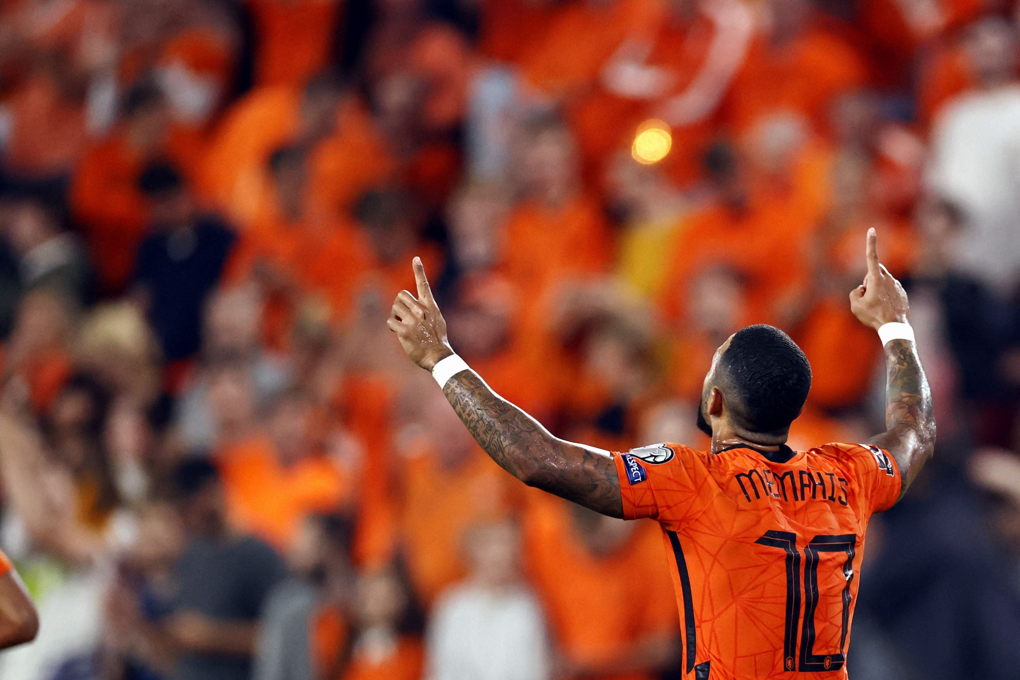 Pemain timnas Belanda, Memphis Depay, saat merayakan gol ke gawang lawan.