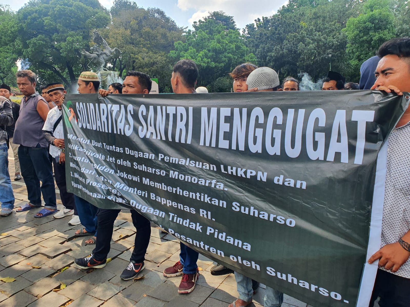Kelompok Solidaritas Santri Menggugat meminta Suharso Monoarfa untuk mundur dari jabatan menteri, setelah dipecat sebagai Ketua Umum PPP. 