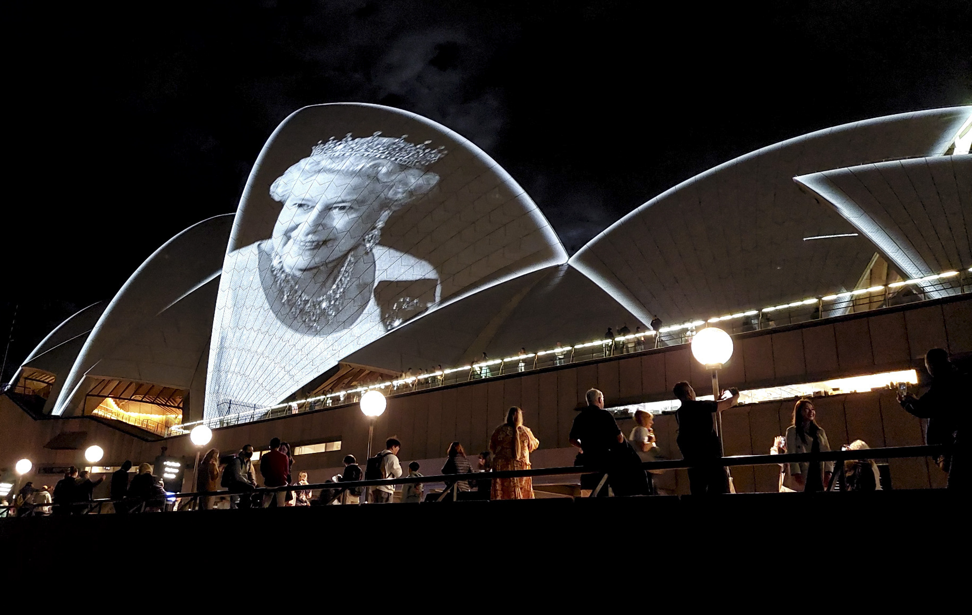 Sydney Opera House dihiasi foto Ratu Elizabeth II saat pemutaran video mapping di Bennelong Point, Sydney, New South Wales, Australia.
