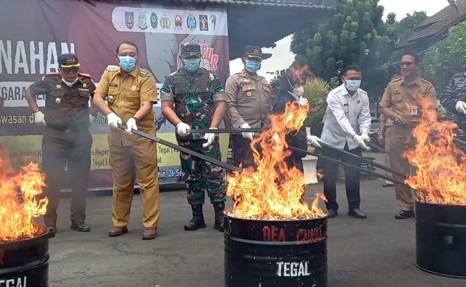 Pemusnahan rokok ilegal sitaan Bea Cukai Tegal, Jawa Tengah.