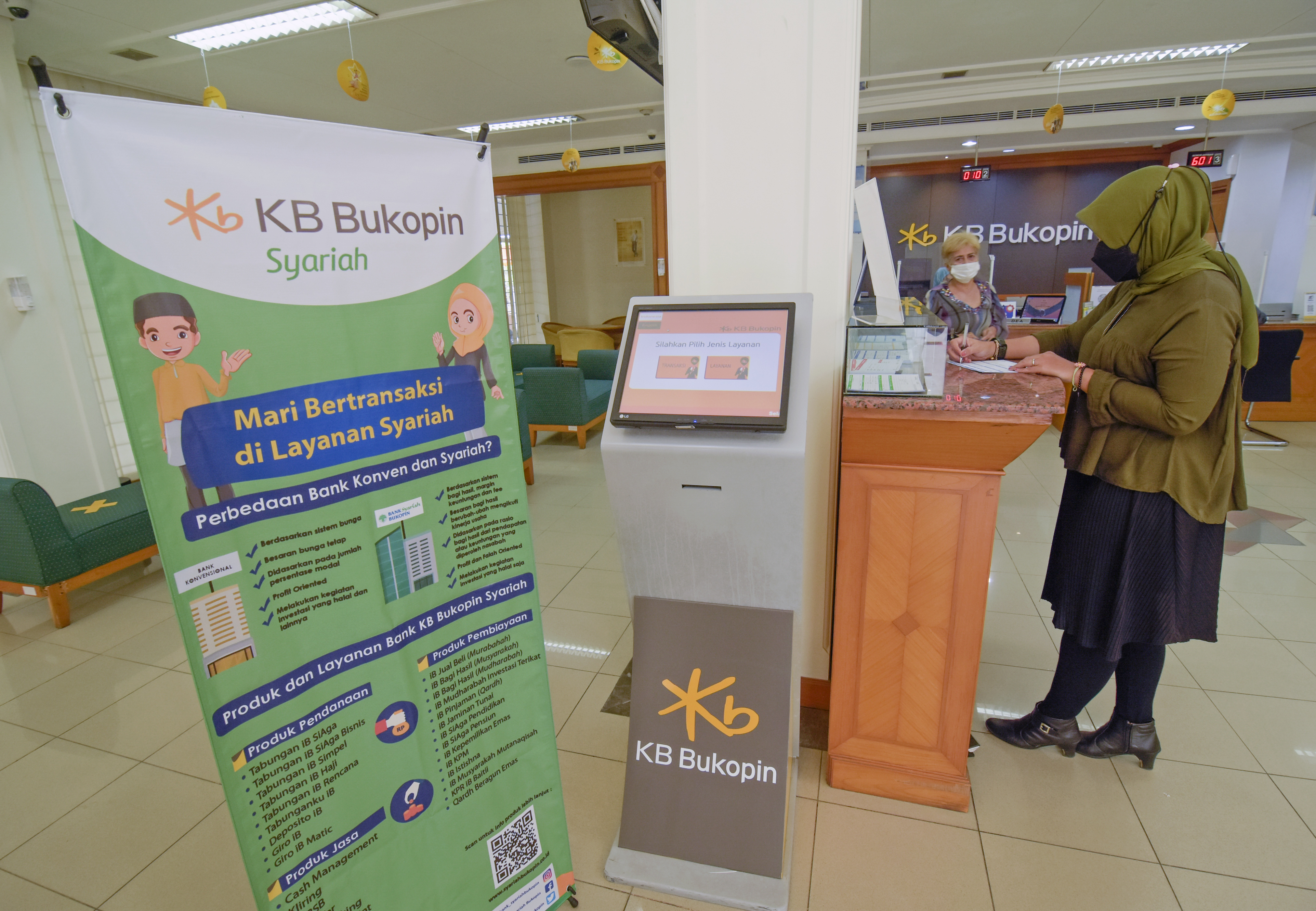 Seorang nasabah Bukopin Syariah melakukan transaksi keuangan di kantor KB Bukopin Mataram, NTB, beberapa waktu lalu.