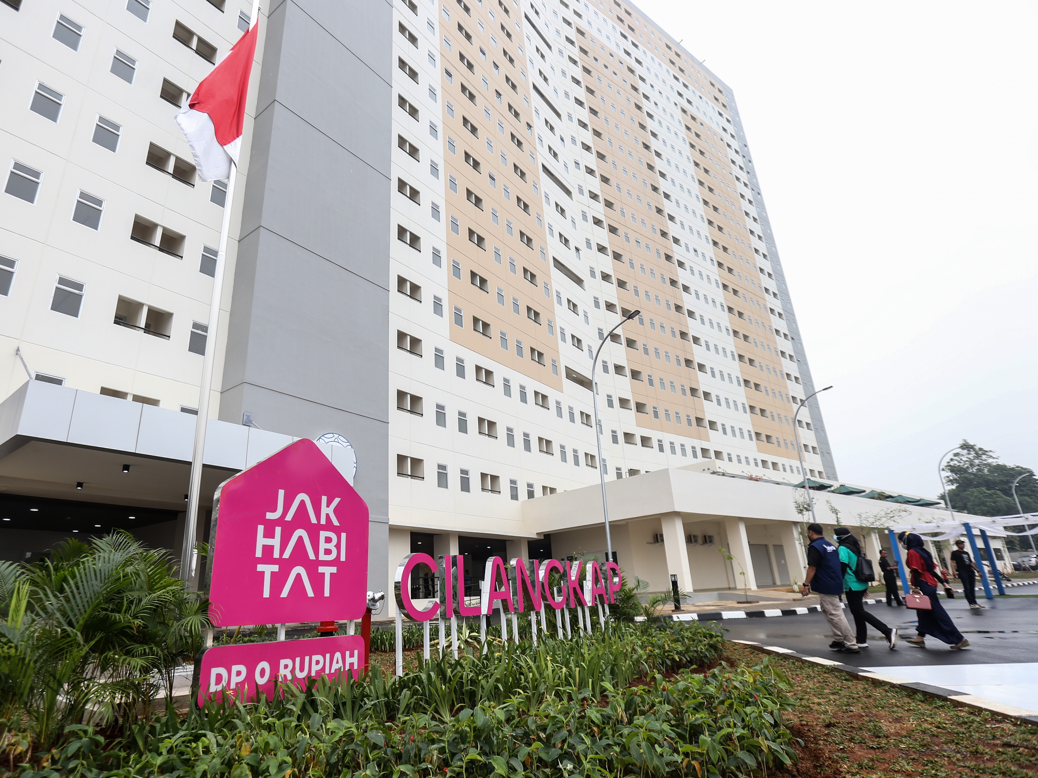 Sejumlah pengunjung berjalan memasuki kawasan rumah DP nol persen di Cilangkap, Jakarta Timur, Kamis (8/9).