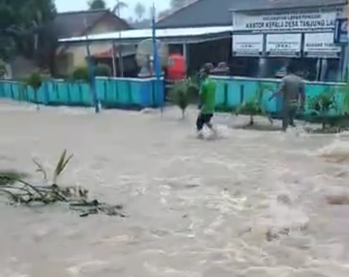 Pulau Lepar Pongok, Bangka Selatan, Babel, dilanda banjir akibat cuaca ekstrem, Senin (19/9).