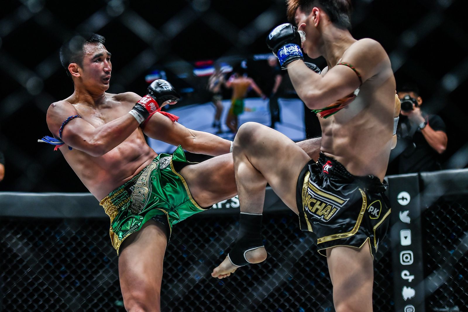 Tawanchai PK Saenchai bertarung melawan Petchmorakot Petchyindee.