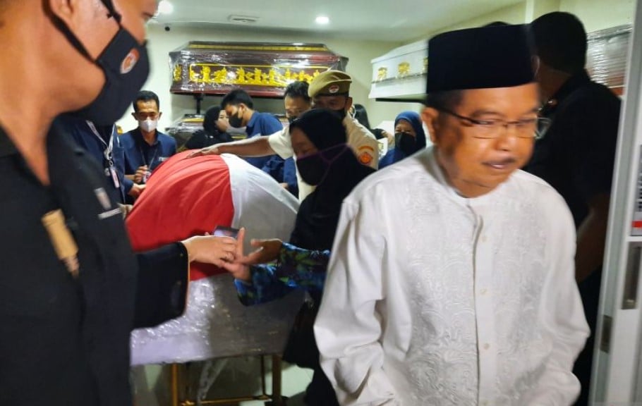 Mantan Wapres Jusuf Kalla (JK) menyambut almarhum Ketua Dewan Pers, Prof Azyumardi Azra di di Bandara Soekarno-Hatta, Tangerang, Banten.