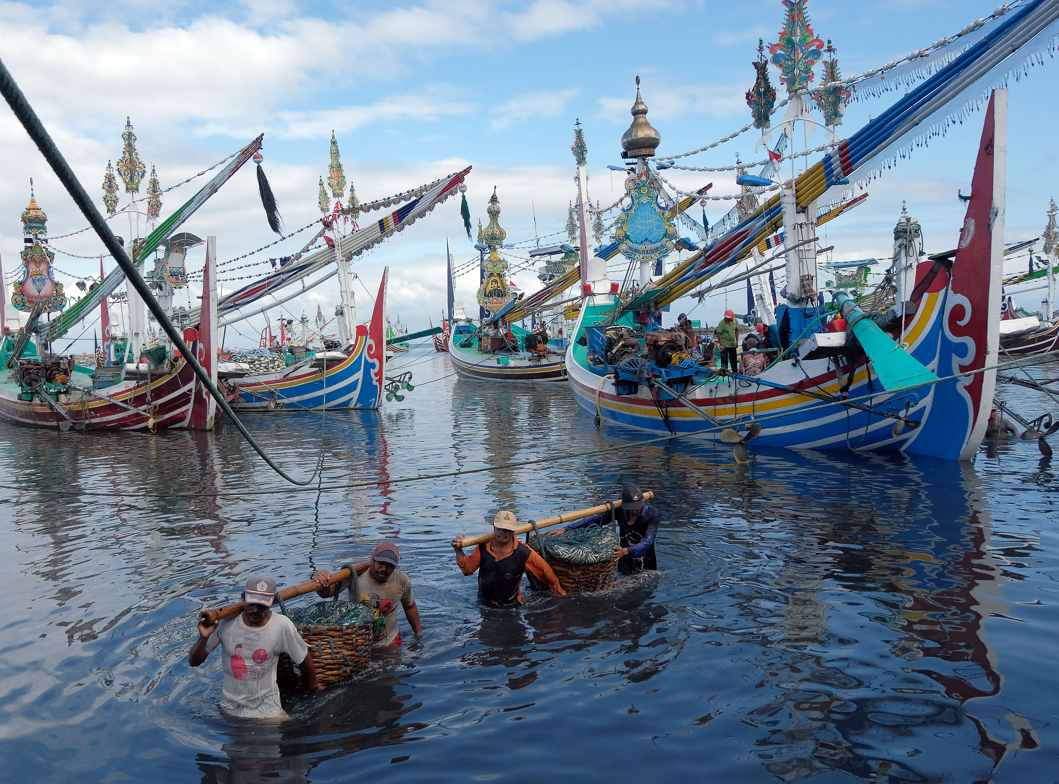 Nelayan membongkat muat ikan hasil tangkapan di pelabuhan perikanan wilayah Jembrana, Bali.