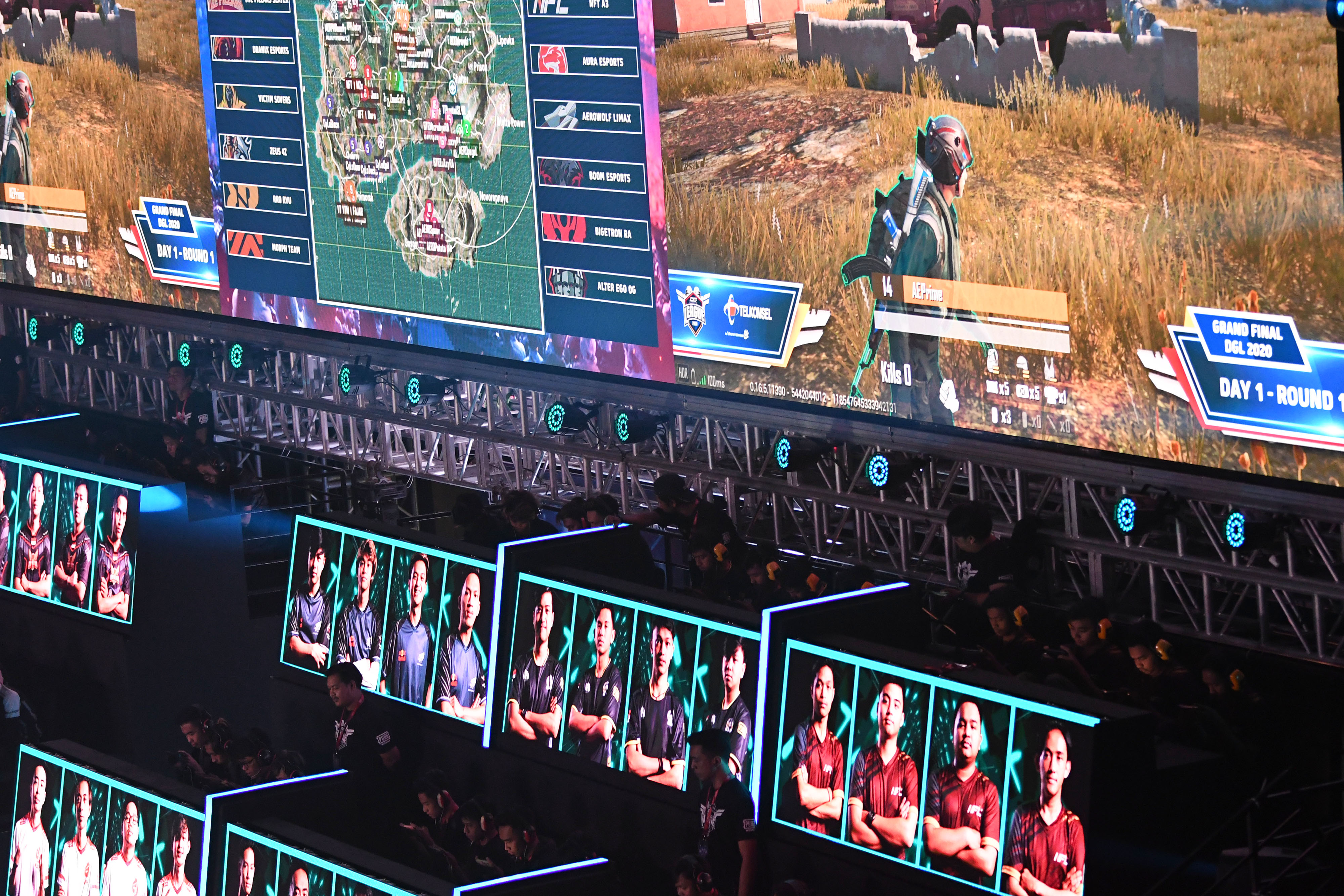 Sejumlah peserta bertanding dalam babak grand final kompetisi eSport PUBG Mobile.