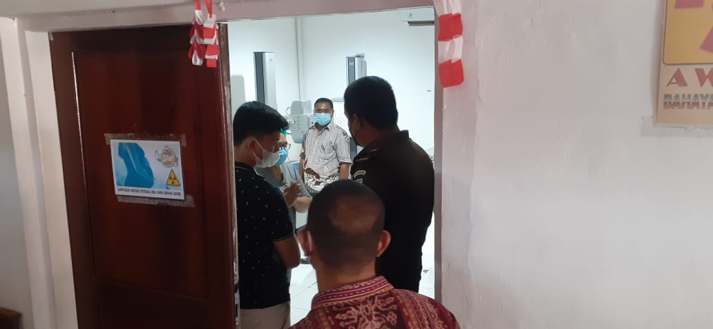 Tersangka pelaku penggelapan dana covid-19 Flores Timur, Sekda PIG (tengah) menjalani pemeriksaan kesehatan.