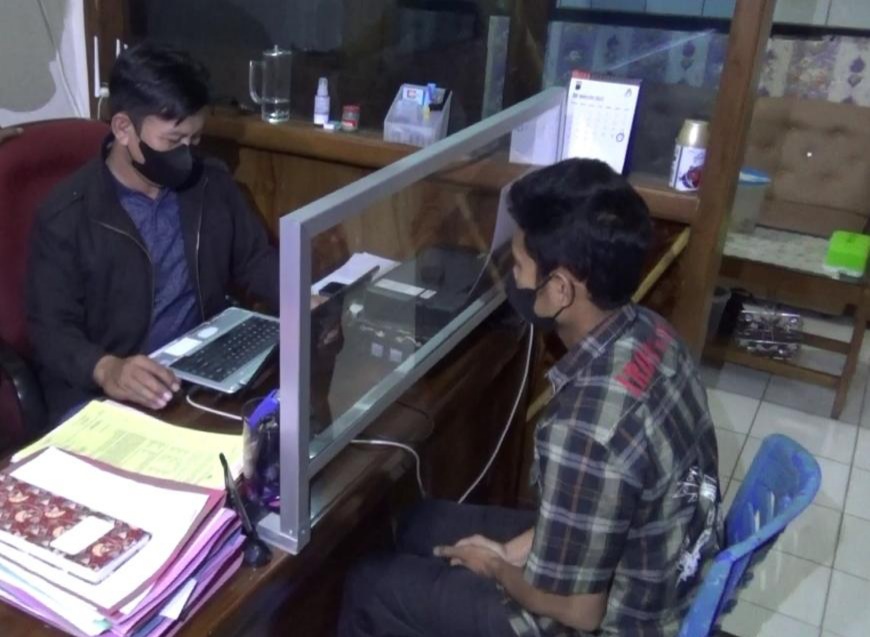 Petugas sedang memeriksa AM, 33, guru agama SMP di Grinsing, Batang, Jawa Tengah, Jumat (2/9), atas sangkaan pencabulan siswinya.