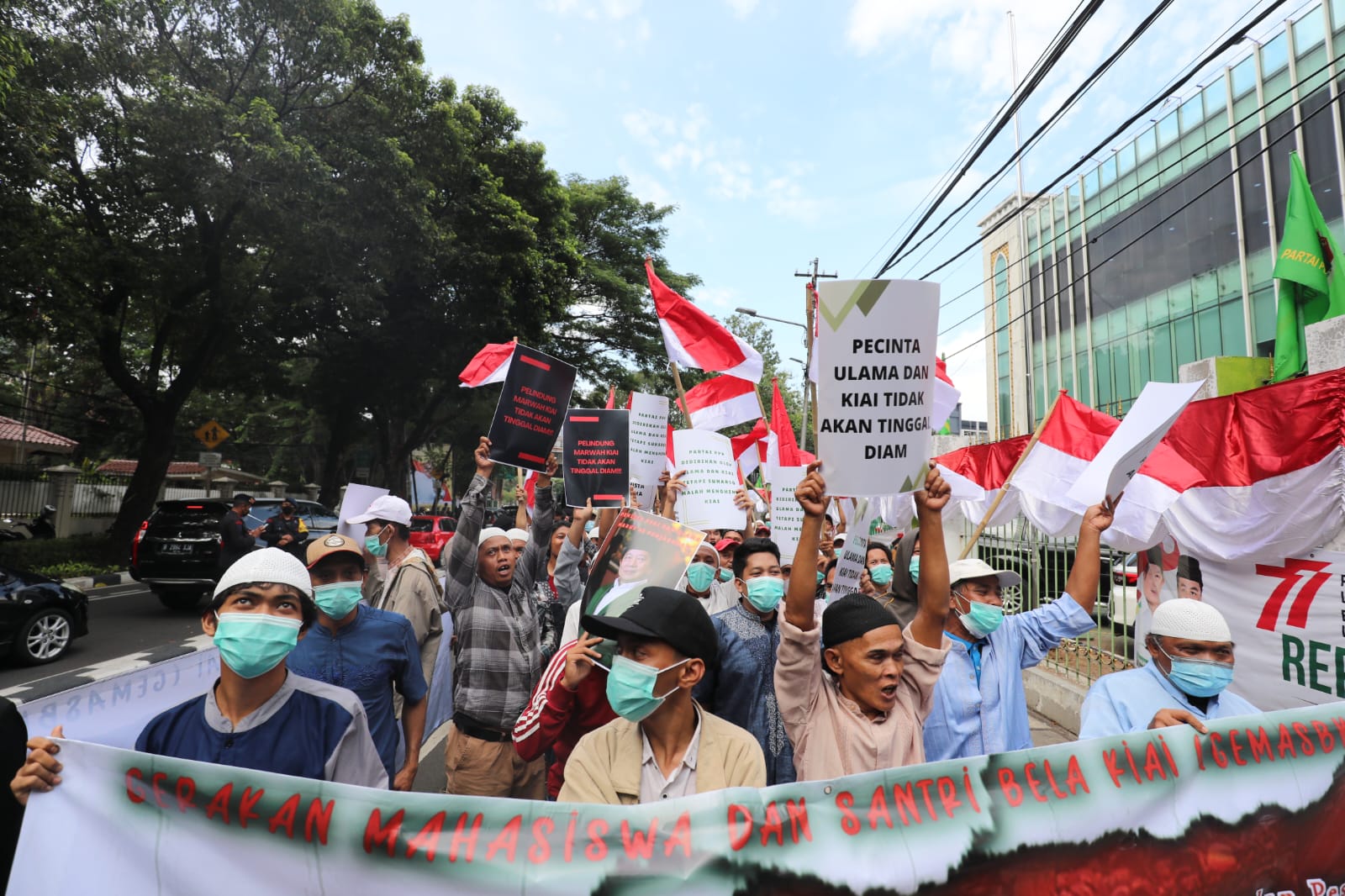 Ratusan orang dari Gerakan Mahasiswa dan Santri Bela Kiai demontrasi di depan kantor DPP PPP meminta Suharso Monoarfa mundur dari ketum.
