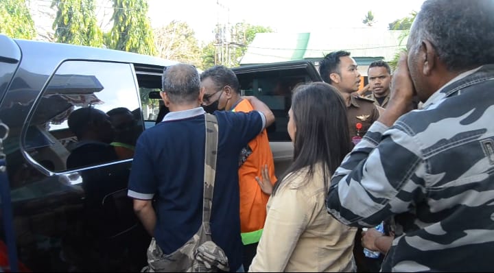 Kepala BPBD Flotim AHB saat dibawa masuk ke mobil usai ditetapkan sebagai tersangka dalam kasus penggelapan dana covid-19.