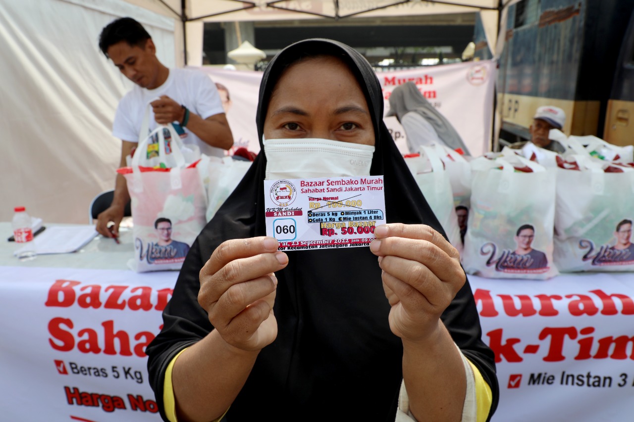 Warga memperlihatkan kupon seharga Rp50 ribu dari UKM Sahabat Sandi yang bisa ditukarkan dengan beras 5 kg, migor 1 liter, gula pasir 1 kg d