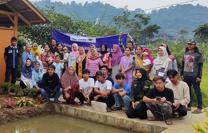 Peserta pelatihan pengelolaan sampah organik menggunakan larva lalat tentara hitam oleh Tim PKM Uhamka di Cianjur, Jawa Barat. 