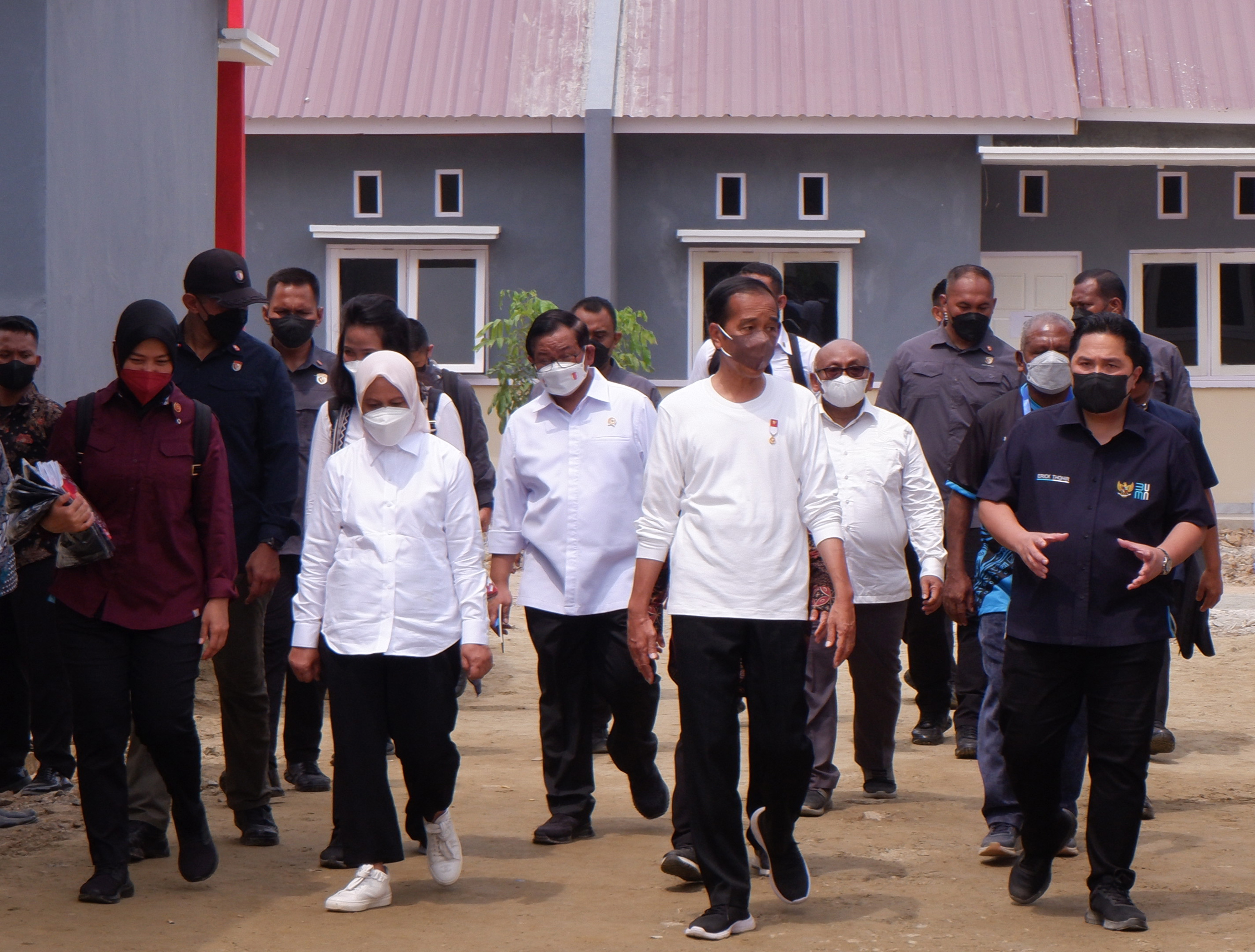 Presiden Joko Widodo (tengah)