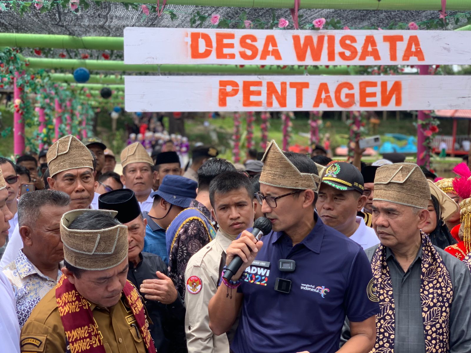 Menparekraf Sandiaga Salahuddin Uno mengunjungi Desa Wisata Pentagen di Kabupaten Kerinci, Jambi.