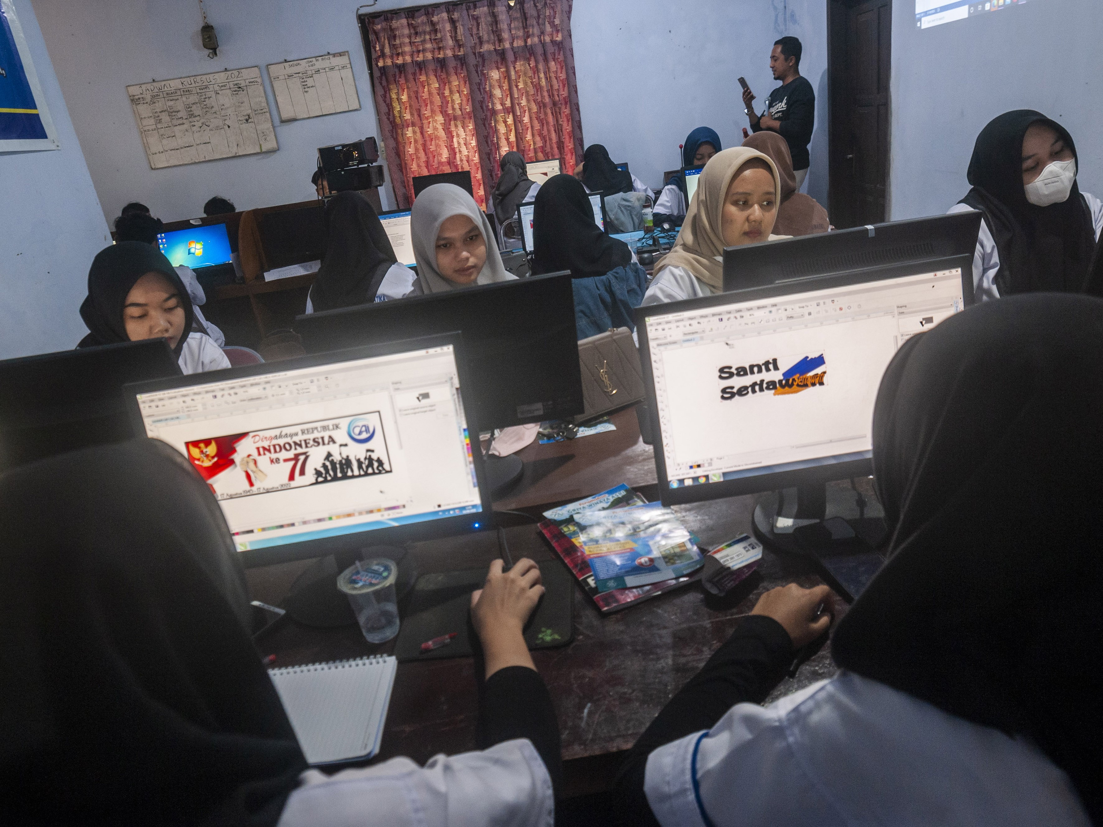 Instruktur memberikan materi kepada peserta saat pelatihan desain grafis di Lebak, Banten, Jumat (5/8/2022). 
