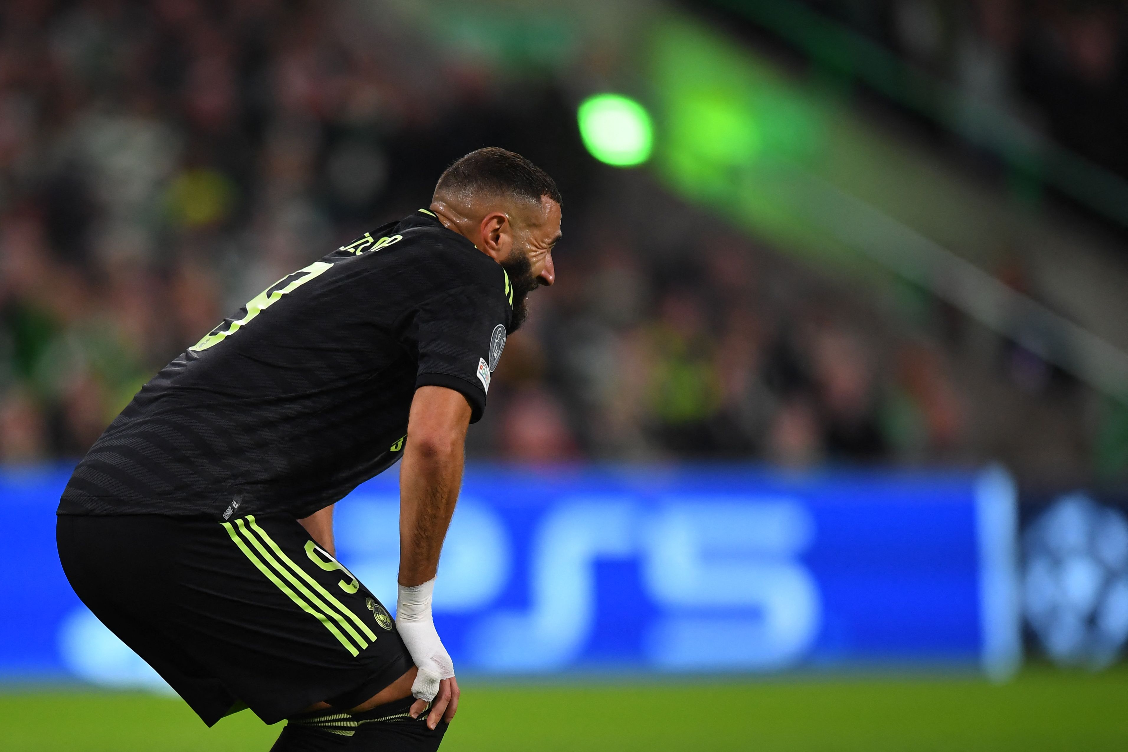 Karim Benzema mengalami cedera hamstring. 