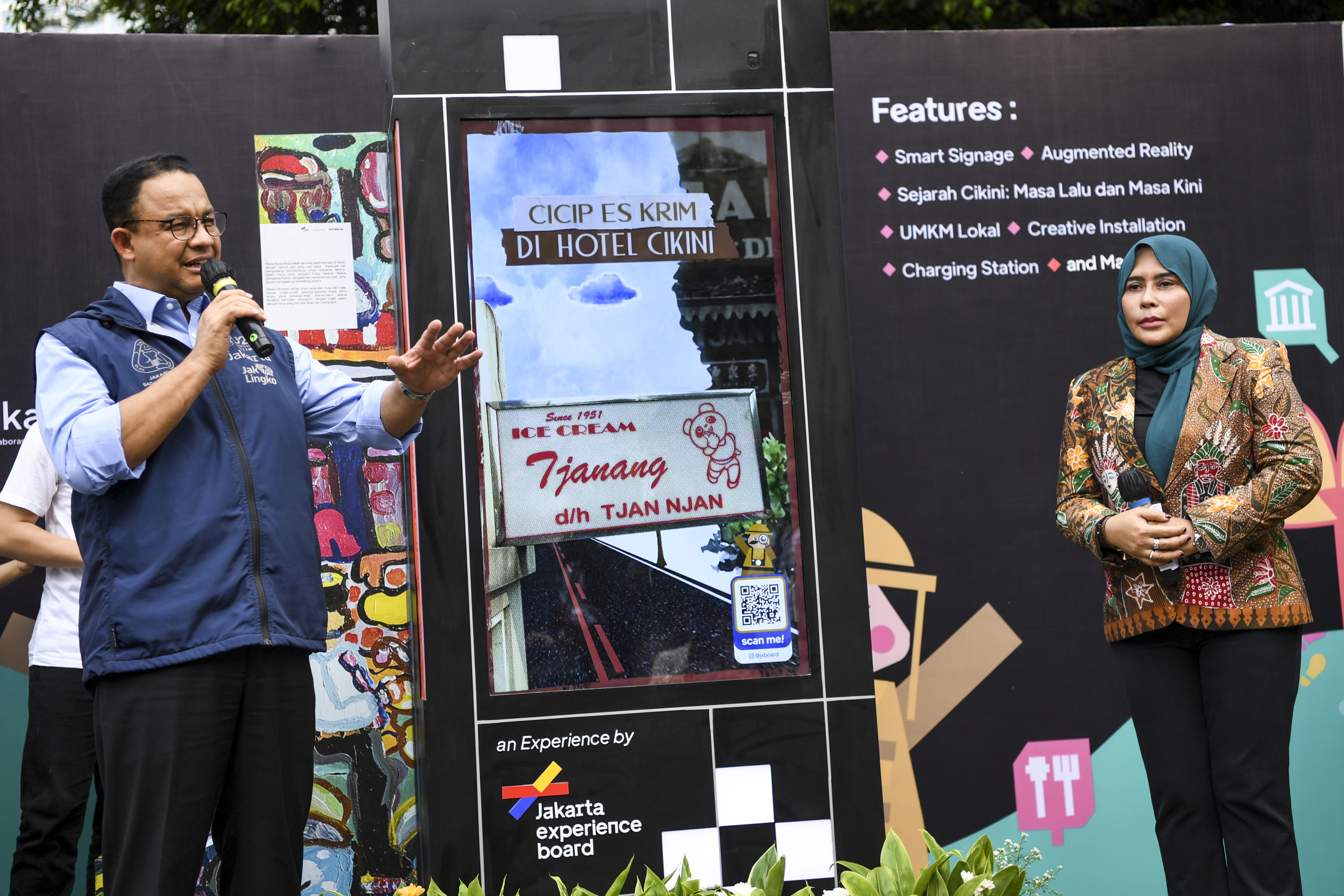 Gubernur DKI Jakarta Anies Baswedan (kiri) meresmikan Jakarta Street Experience (JSX) di Taman Ismail Marzuki (TIM), Jakarta.