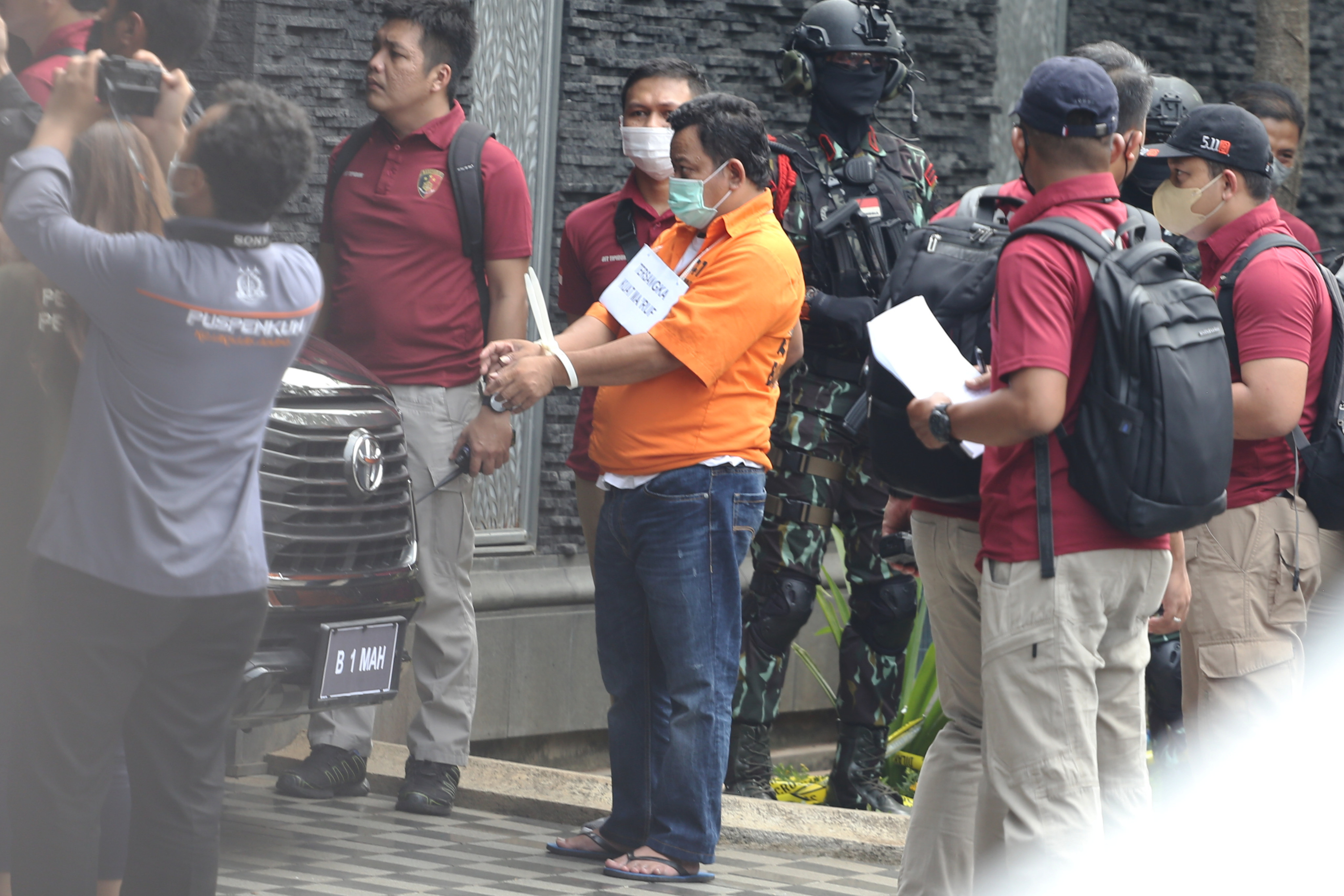 Tersangka dalam kasus pembunuhan Brigadir J, Kuat Ma'ruf (tengah).