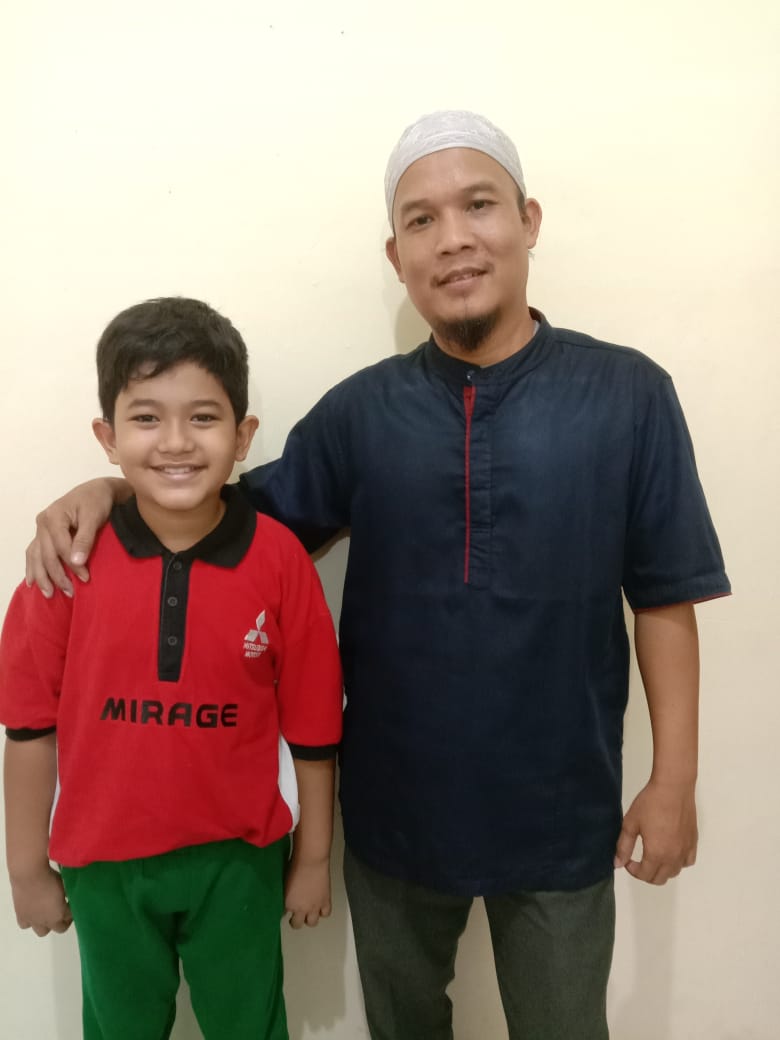 Penulis (kiri) dan Ketua Panitia Perayaan HUT RI ke-77 di SDS Muhammadiyah 08, Pak Budi.