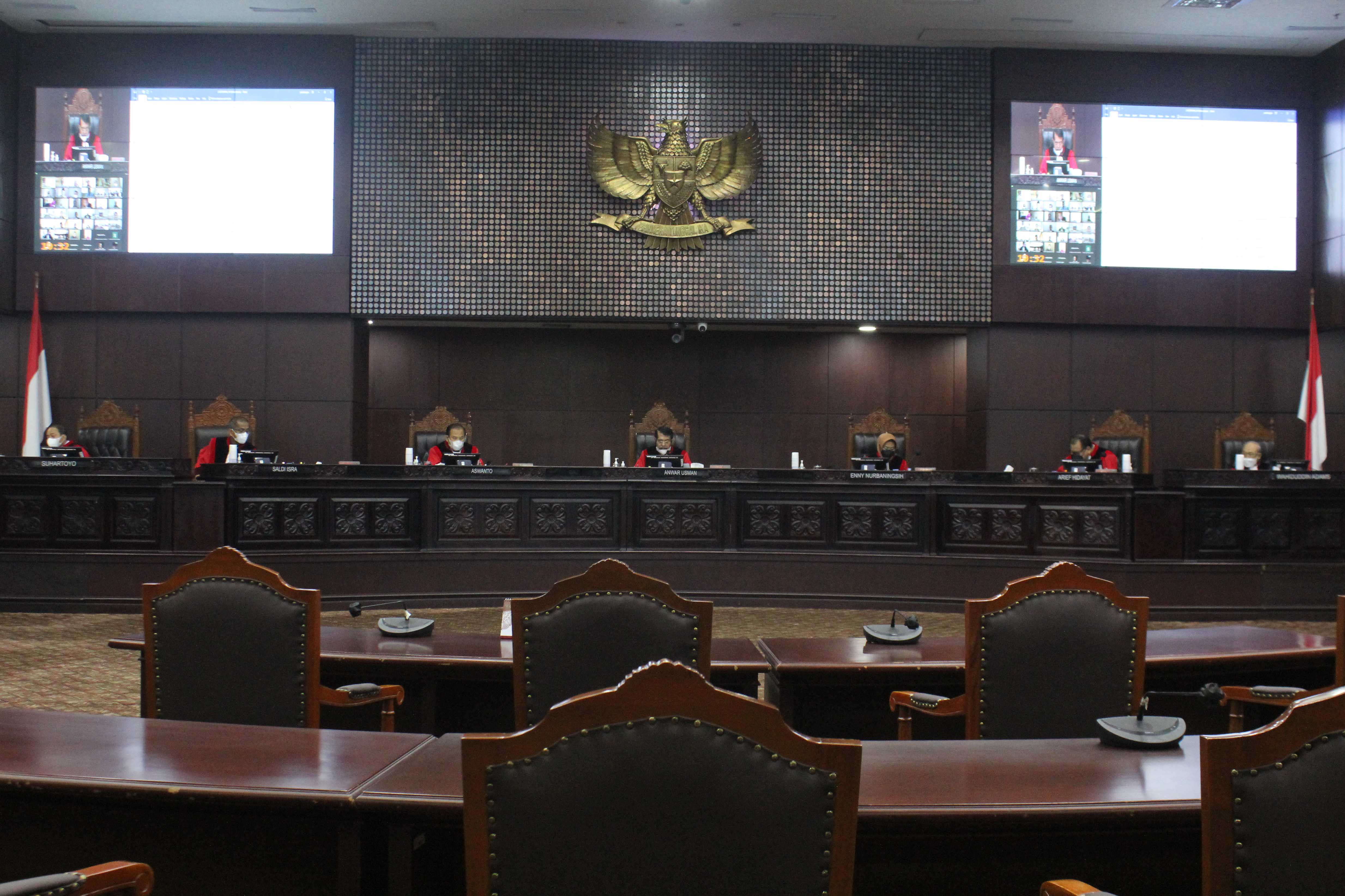 Suasana sidang pembacaan putusan gugatan uji materi Pasal 157 ayat (1) dan (2) Undang-Undang No.10/2016.