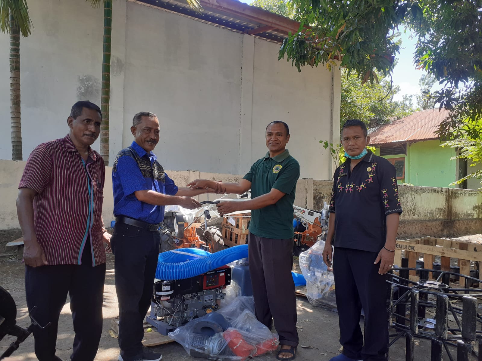 Ketua DPD Partai Nasdem Albert Sinuor menyerahkan bantuan alsintan dari dana aspirasi Julie Sutrisno Laiskodat, di Flotim, Kamis (1/9)