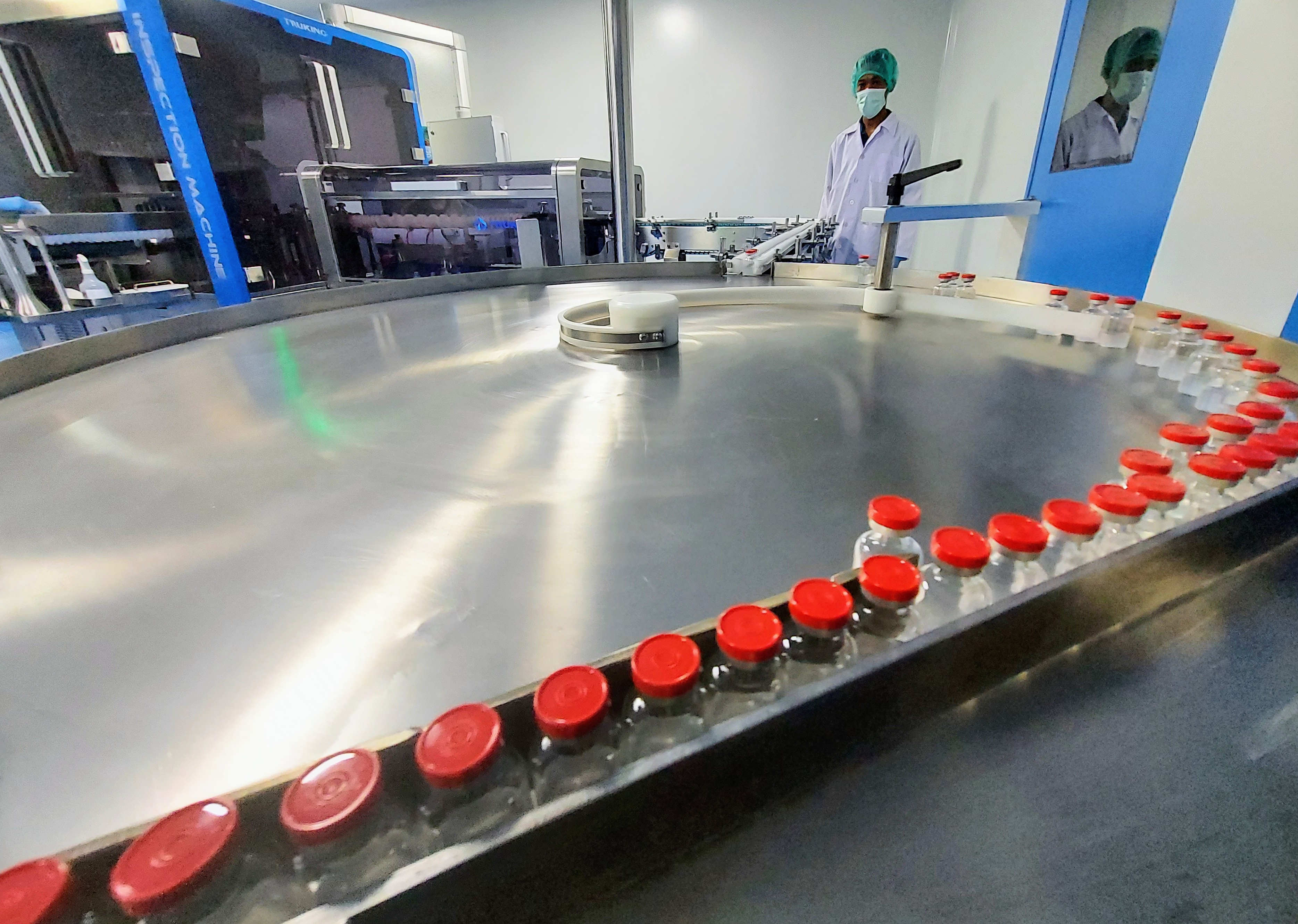 Pekerja mengerjakan proses produksi vaksin covid-19, Inavac Vaksin Merah Putih, di PT Biotis Pharmaceuticals Indonesia, Bogor,Rabu(7/9/2022)