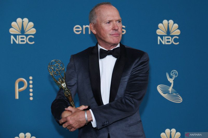 Michael Keaton berpose setelah memenangkan Emmy untuk Outstanding Lead Actor In A Limited Or Anthology Series Or Movie atas perannya di 