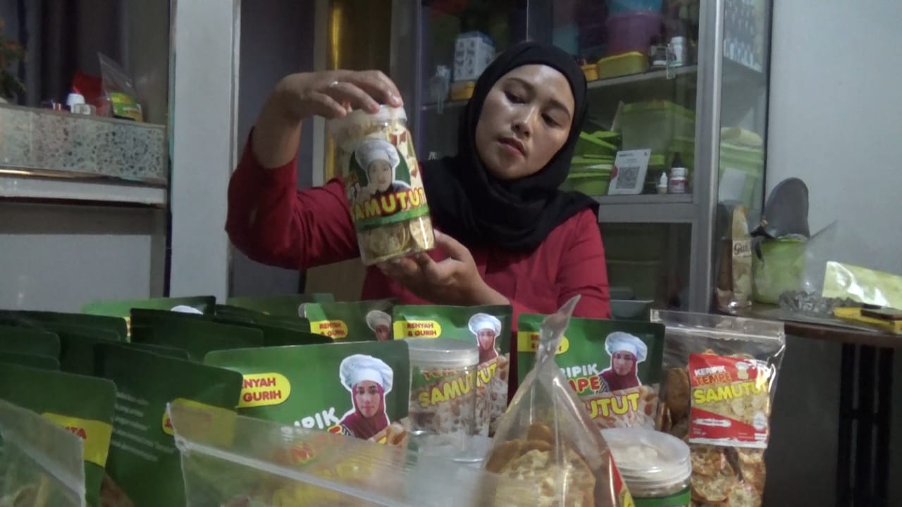 Ani Suryani, pelaku UMKM asal Kota Sukabumi, Jawa Barat, memperlihatkan produknya berlabel Keripik Tempe Samutut.