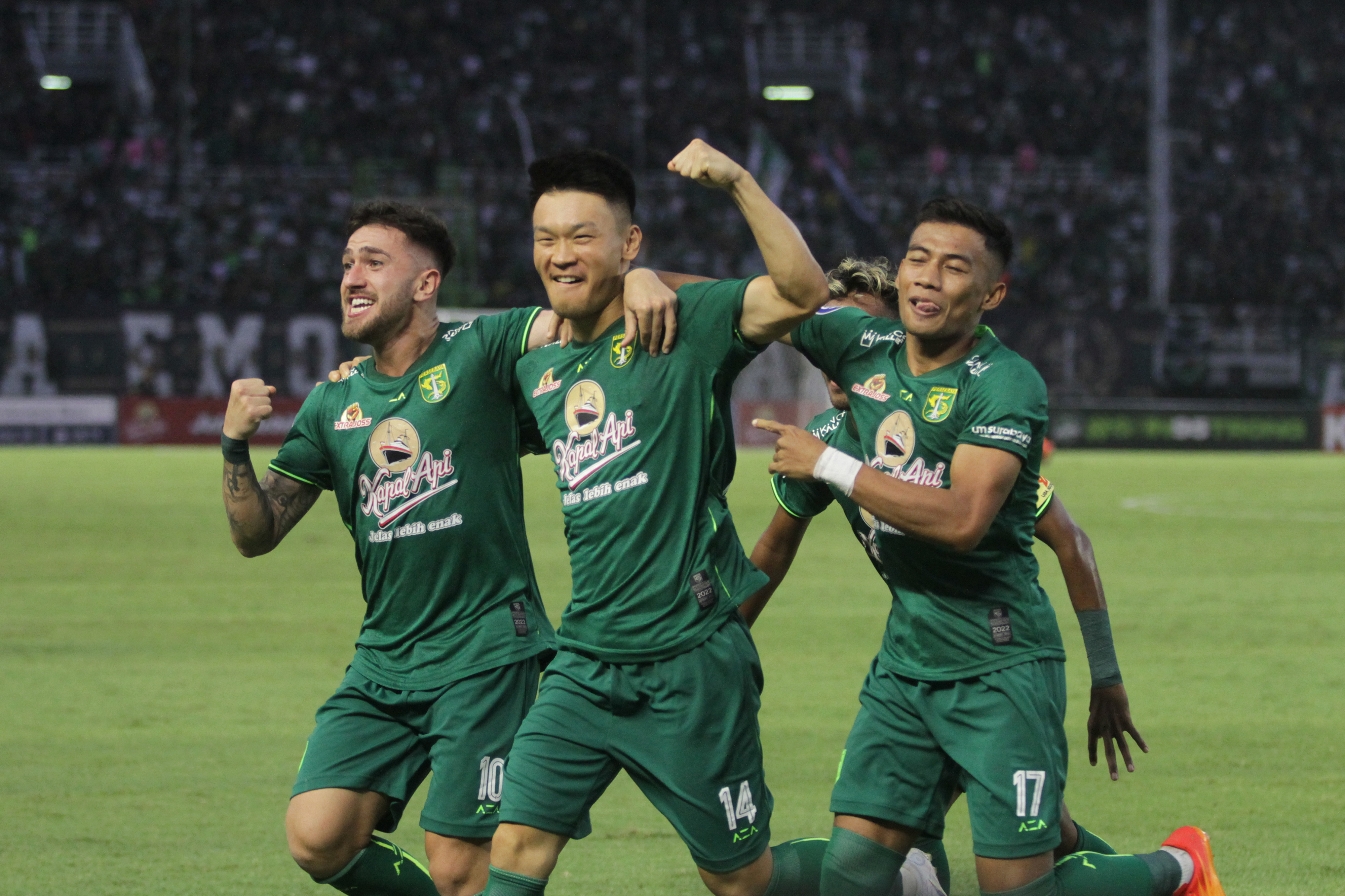 Pesepak bola Persebaya melakukan selebrasi seusai mencetak gol di gawang lawan.