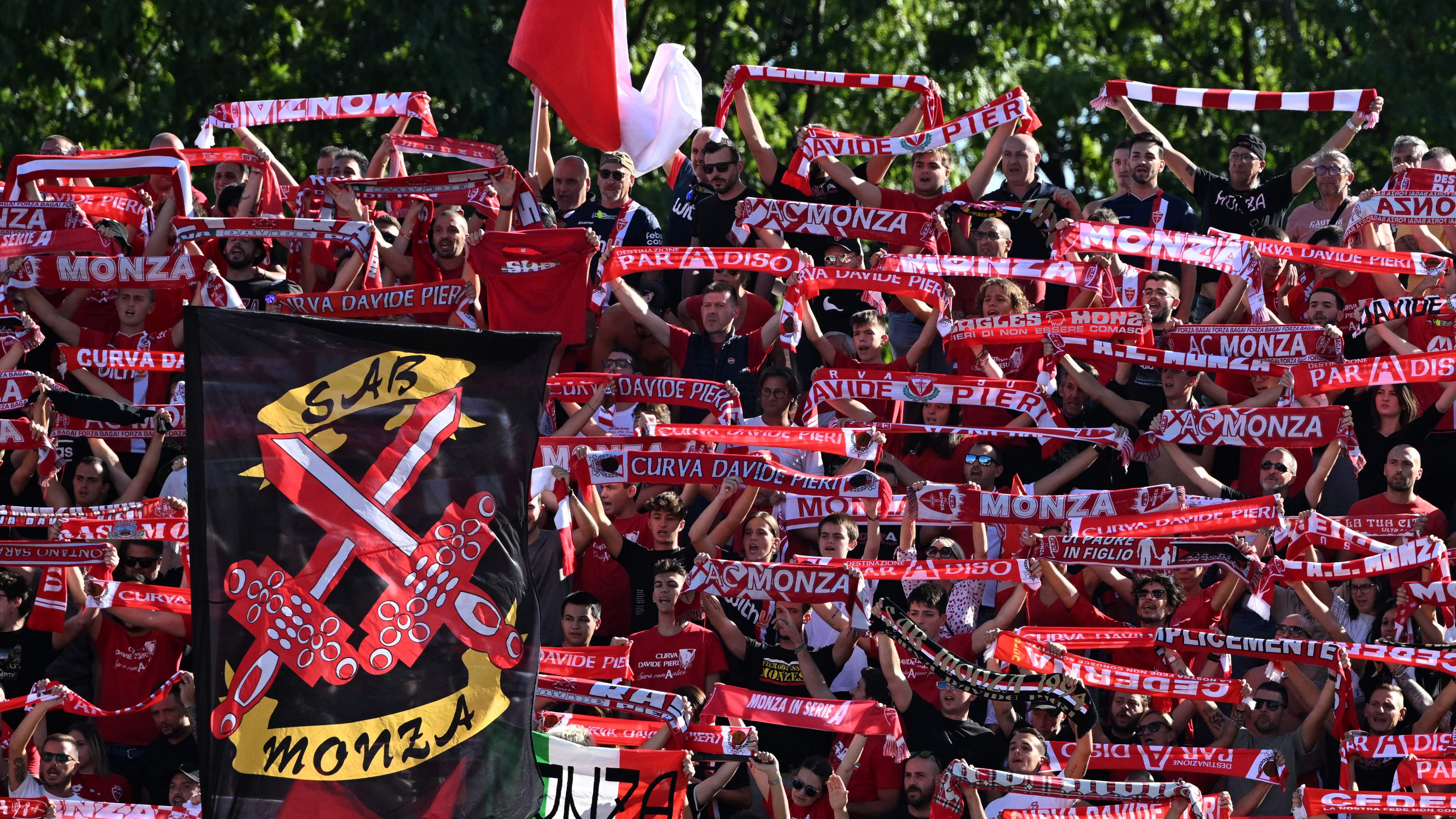 Pendukung Monza merayakan kemenangan 1-0 tim kesayangan mereka atas Juventus, Minggu (18/9). 