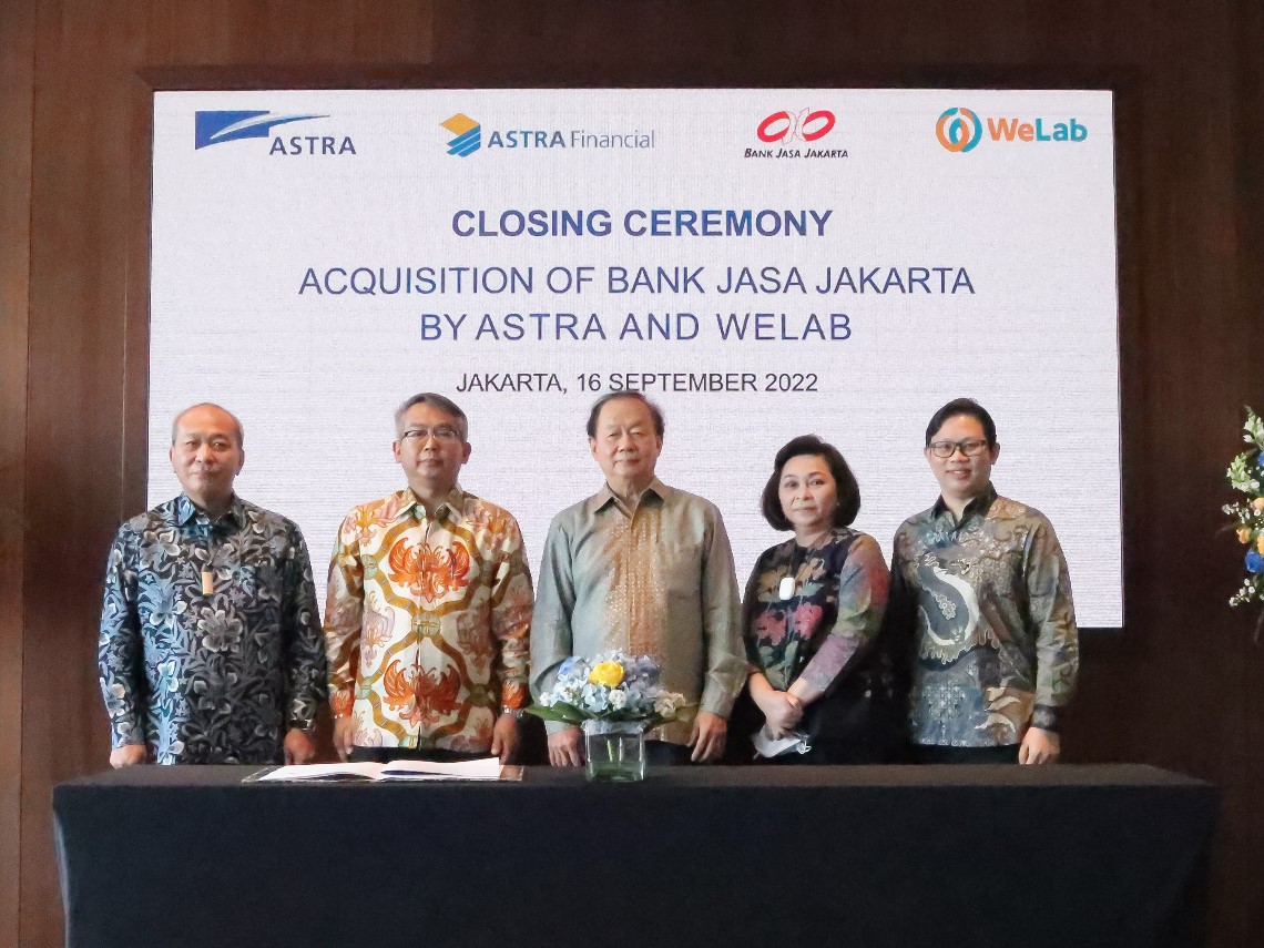 Astra Financial dan WeLab Sky masing-masing memiliki saham BJJ sebesar 49,56% dan menjadi pemegang saham mayoritas dan pengendali bank.