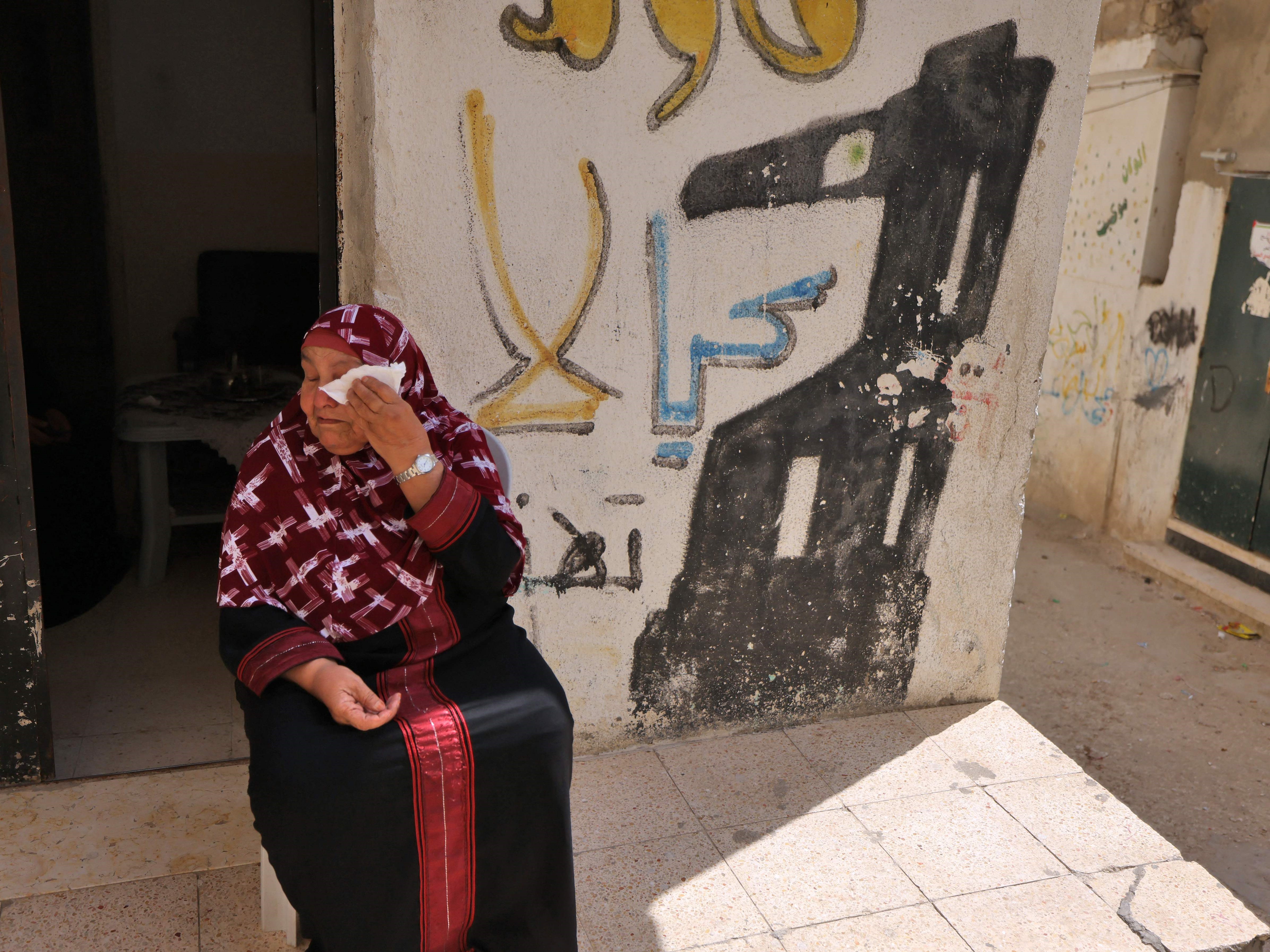 Seorang wanita Palestina berduka selama prosesi pemakamannya Yazan Afana, 26, dari kamp Qalandia di luar Jerusalem.