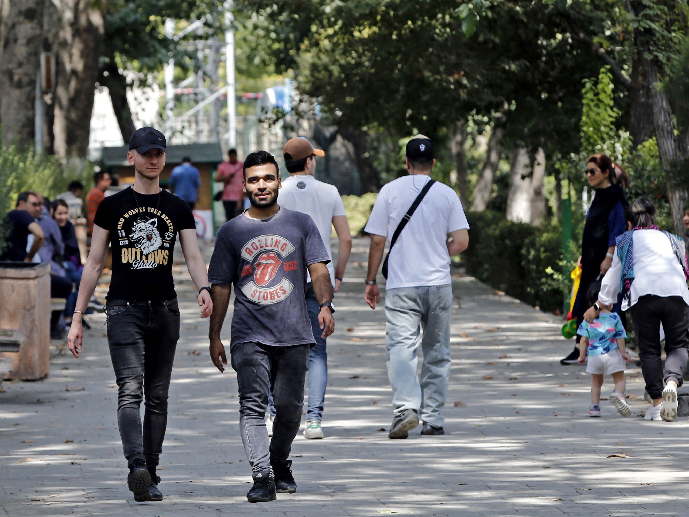 Orang-orang berjalan di taman, ibu kota Iran, Teheran, Selasa (27/9).