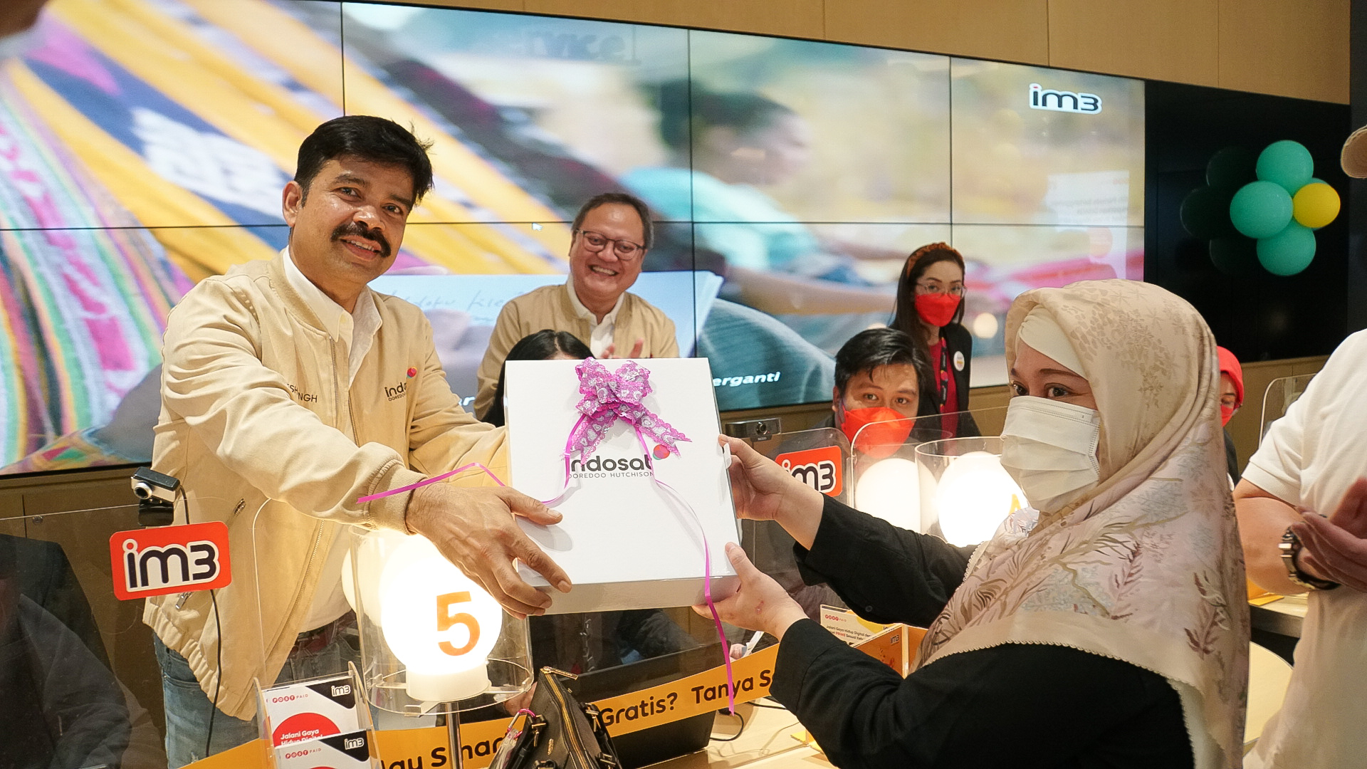 Jajaran manajemen IOH beriteraksi langsung dengan pelanggan di Hari Pelanggan Nasional.