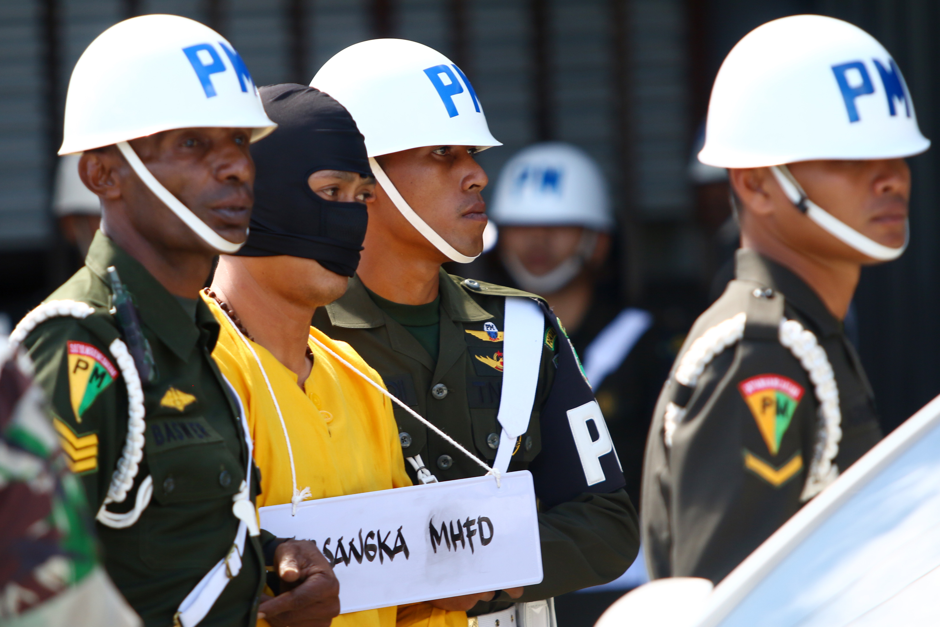 Tersangka Mayor HFD dikawal untuk menjalani adegan reka ulang pembunuhan dan mutilasi empat warga Timika, Papua, Sabtu (3/9).