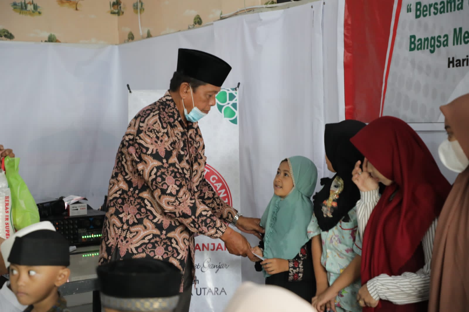  Jaringan Ustadz di Kota Medan Sumut memberikan santunan kepada anak yaim piatu berupa bahan pokok.